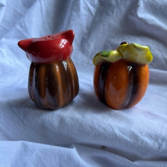 Fall/Halloween salt and pepper shakers - Picture 3 of 4